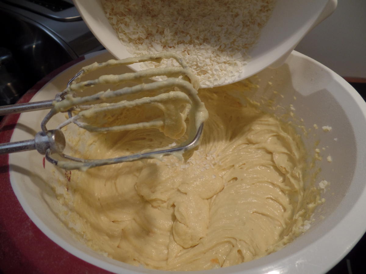 Weiße Schokoladen Orangen Kuchen mit blauem Guss on Top - einfach - von ... Weiße Schokoladen Orangen Kuchen mit blauem Guss on Top - einfach - von ...