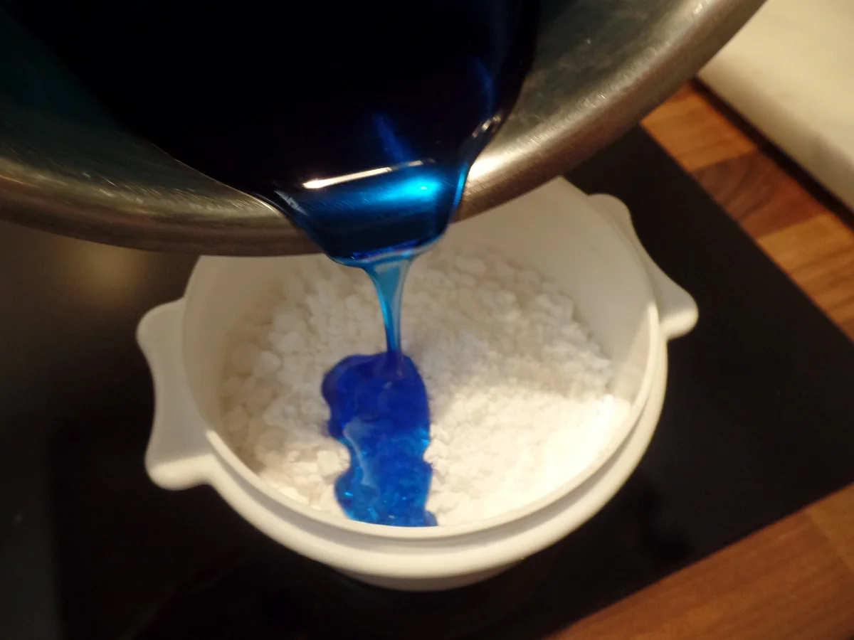 Weiße-Schokoladen-Orangen-Kuchen mit blauem Guss on Top - Rezept - Bild Nr. 14977