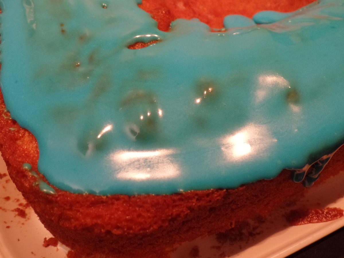 Weiße-Schokoladen-Orangen-Kuchen mit blauem Guss on Top - Rezept - Bild Nr. 14979