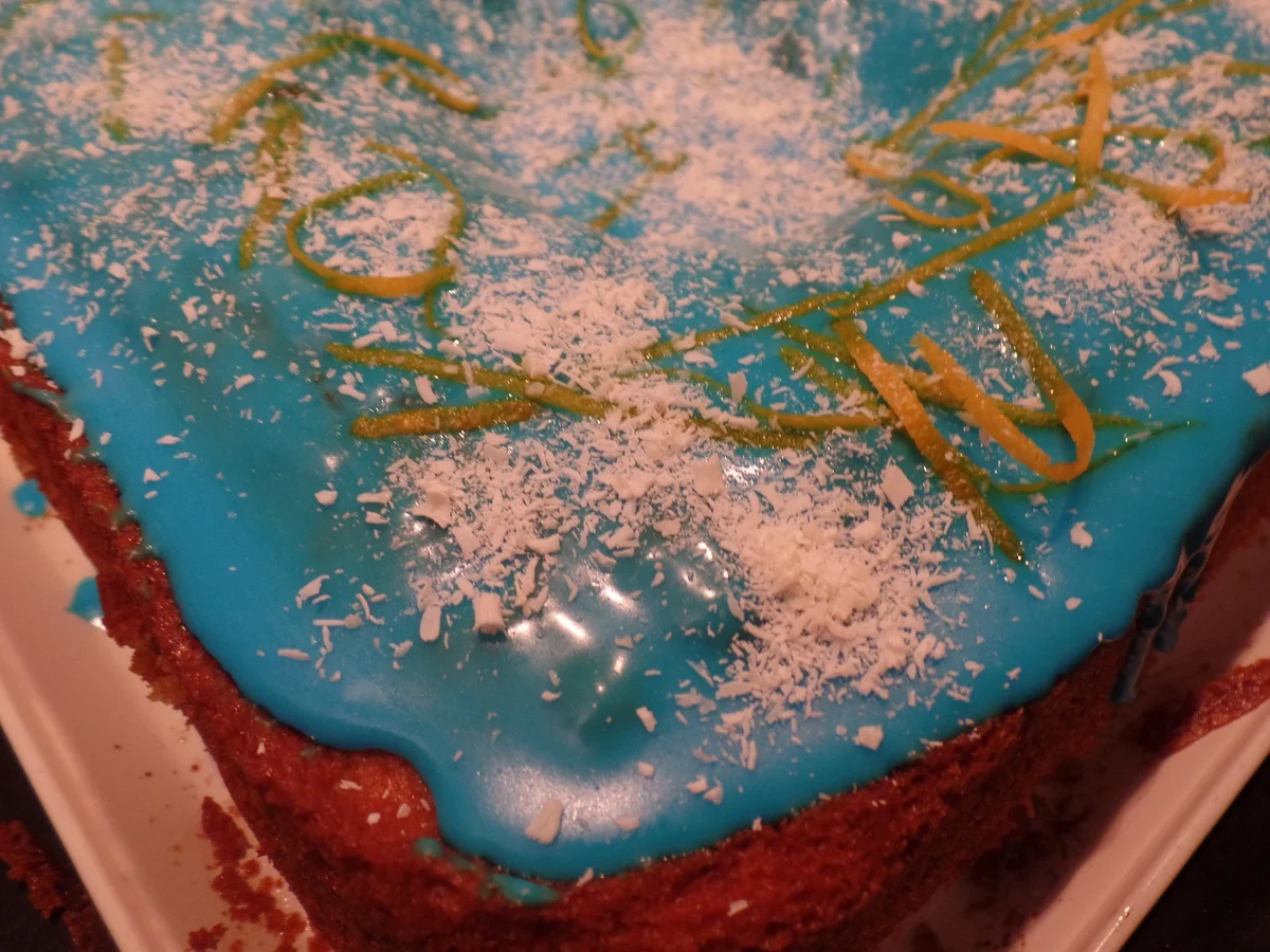Weiße-Schokoladen-Orangen-Kuchen mit blauem Guss on Top - Rezept - Bild Nr. 14980