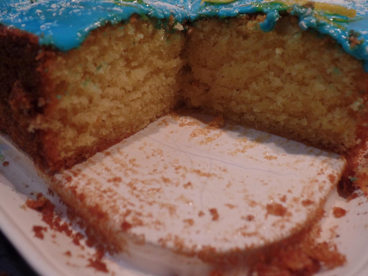 Weiße-Schokoladen-Orangen-Kuchen mit blauem Guss on Top - Rezept - Bild Nr. 14981