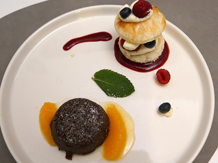 Blätterteig mit Mascarponecrème und Beeren, Schokoladentörtchen mit ...