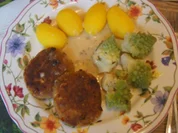 Herzhafte gewürzte Buletten mit Honig-Chili-Sahne-Sauce, Romanesco und Drillingen - Rezept - Bild Nr. 14967