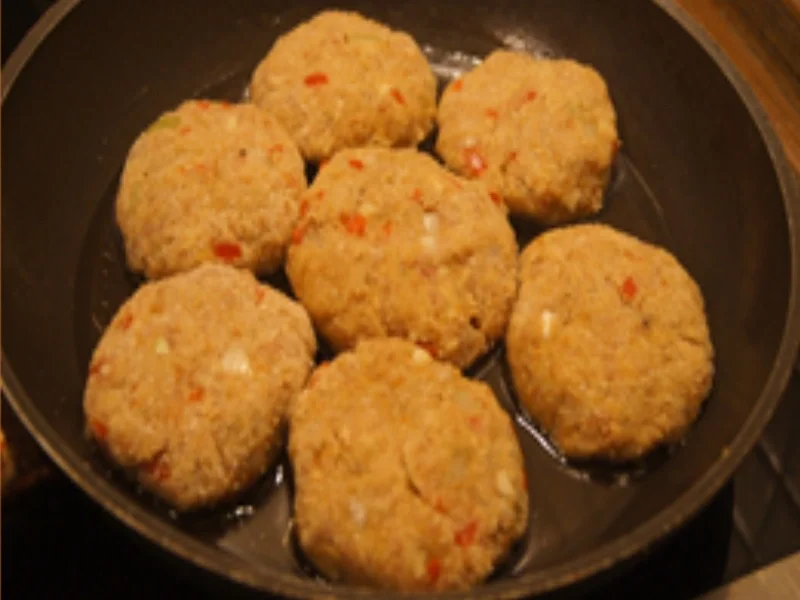 Herzhafte gewürzte Buletten mit Honig-Chili-Sahne-Sauce, Romanesco und Drillingen - Rezept - Bild Nr. 14971