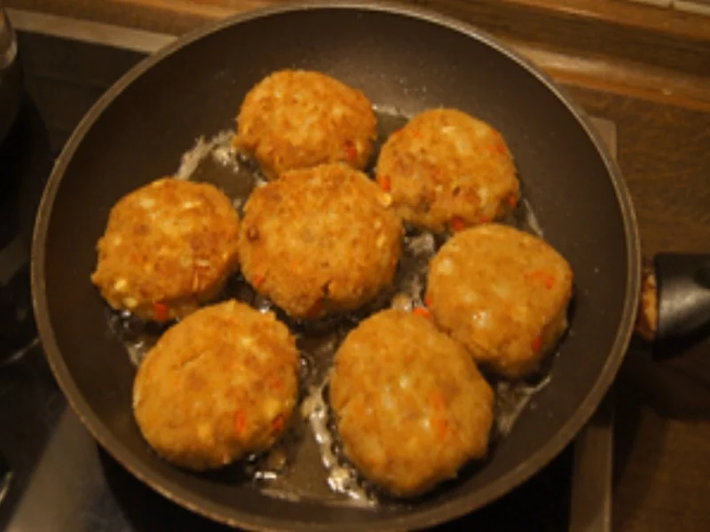 Herzhafte gewürzte Buletten mit Honig-Chili-Sahne-Sauce, Romanesco und Drillingen - Rezept - Bild Nr. 14972