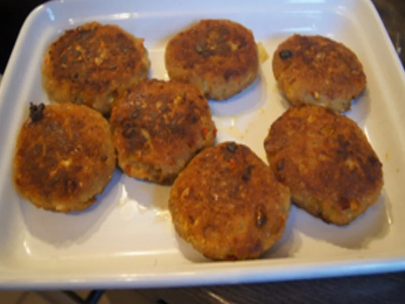 Herzhafte gewürzte Buletten mit Honig-Chili-Sahne-Sauce, Romanesco und Drillingen - Rezept - Bild Nr. 14973