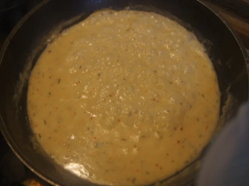 Herzhafte gewürzte Buletten mit Honig-Chili-Sahne-Sauce, Romanesco und Drillingen - Rezept - Bild Nr. 14976