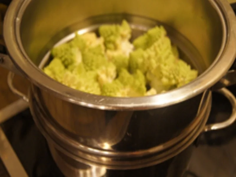 Herzhafte gewürzte Buletten mit Honig-Chili-Sahne-Sauce, Romanesco und Drillingen - Rezept - Bild Nr. 14979