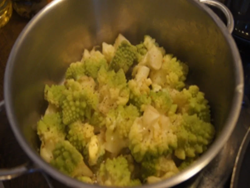 Herzhafte gewürzte Buletten mit Honig-Chili-Sahne-Sauce, Romanesco und Drillingen - Rezept - Bild Nr. 14980