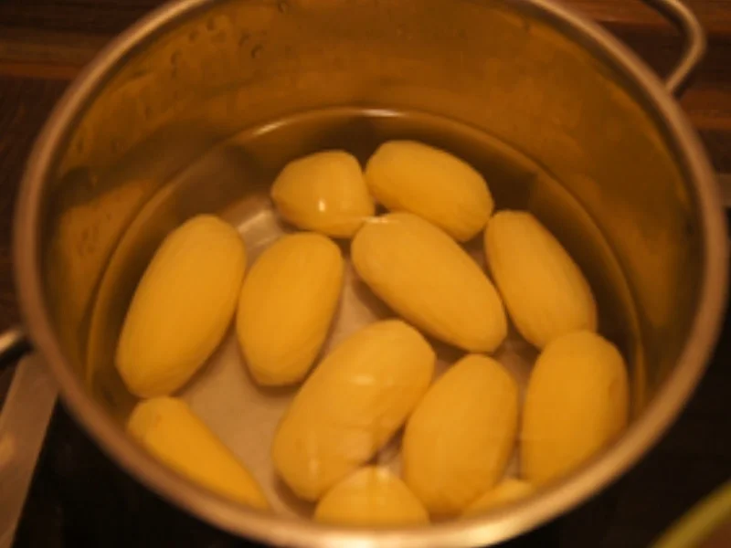 Herzhafte gewürzte Buletten mit Honig-Chili-Sahne-Sauce, Romanesco und Drillingen - Rezept - Bild Nr. 14981