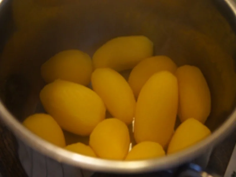 Herzhafte gewürzte Buletten mit Honig-Chili-Sahne-Sauce, Romanesco und Drillingen - Rezept - Bild Nr. 14982