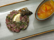 Thunfischtatar mit Fischhautchip, crunchy Baguette und Mangochutney - Rezept - Bild Nr. 3