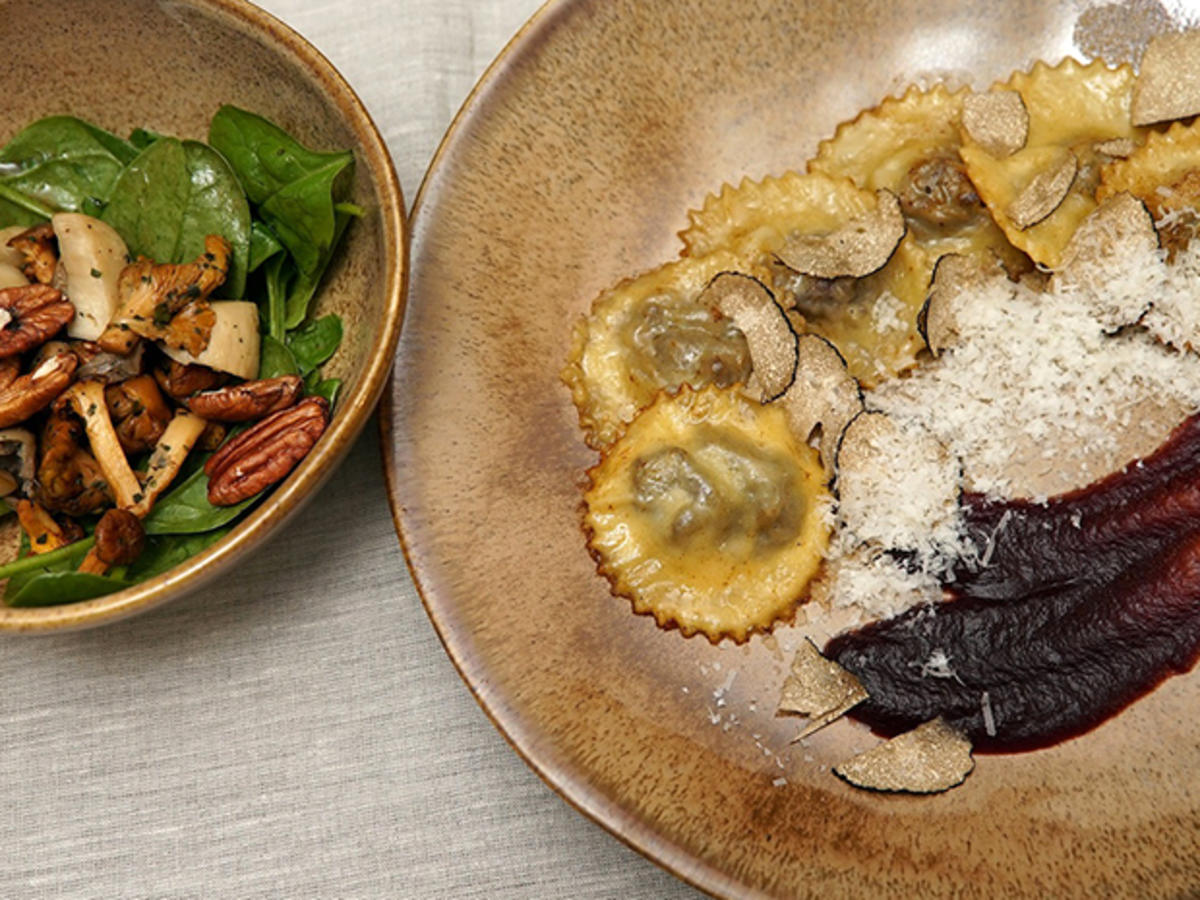 Getrüffelte Ravioli mit Rehfüllung und Cranberry-Sauce dazu saisonalen ...