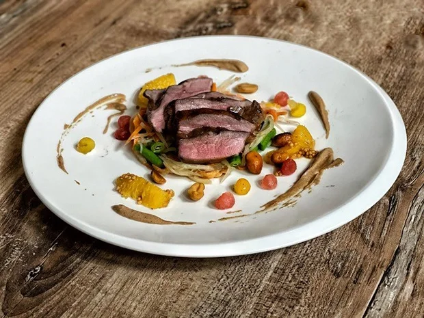 Rezept: Geräucherte Entenbrust mit Som Tam und Chutney (Sally-Samantha Naumann) Bild Nr. 2 Geräucherte Entenbrust mit Som Tam und Chutney (Sally-Samantha Naumann) - Rezept - Bild Nr. 2