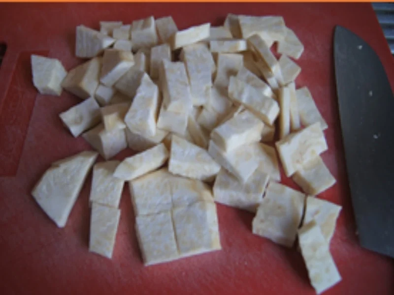 Rezept: Frische grobe Bratwurst mit tschechischen Kraut süß-sauer und Sellerie-Kartoffel-Stampf Bild Nr. 5 Frische grobe Bratwurst mit tschechischen Kraut süß-sauer und Sellerie-Kartoffel-Stampf - Rezept - Bild Nr. 5