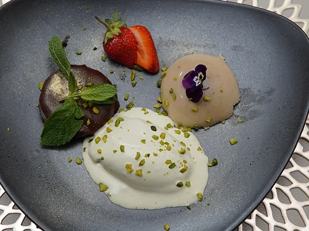 Schokoladenkuchen mit Sauerkirsch-Mousse und Pistazieneis - Rezept - Bild Nr. 14975