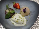 Schokoladenkuchen mit Sauerkirsch-Mousse und Pistazieneis - Rezept - Bild Nr. 14975