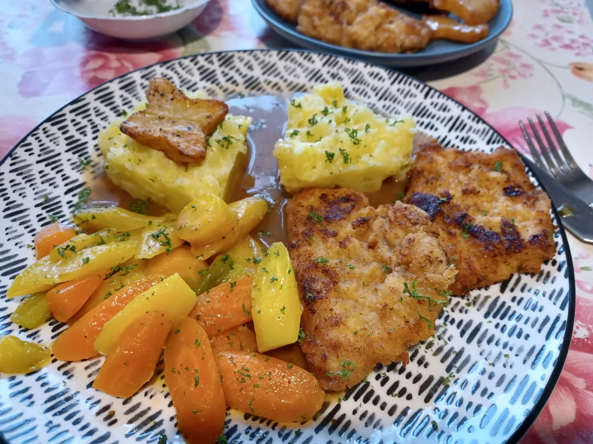 Rezept: Schnitzel mit Kartoffelplätzchen und Möhrengemüse Bild Nr. 14988 Schnitzel mit Kartoffelplätzchen und Möhrengemüse - Rezept - Bild Nr. 14988