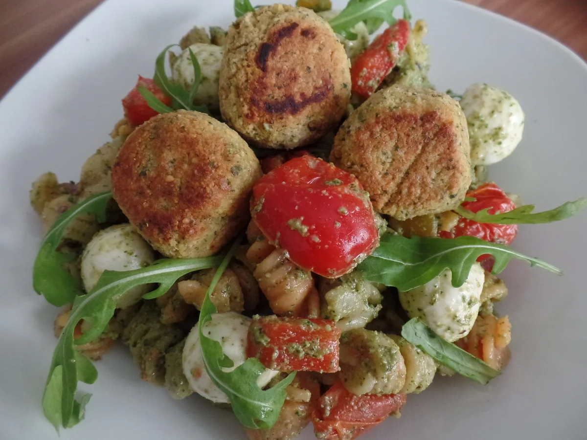 Bunter Nudelsalat mit Rucola-Pesto und Falafel - Rezept - Bild Nr. 14986
