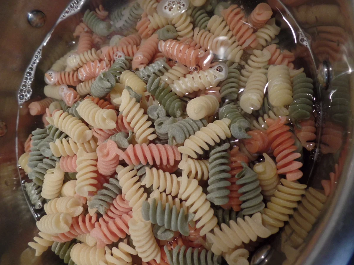 Bunter Nudelsalat mit Rucola-Pesto und Falafel - Rezept - Bild Nr. 14988