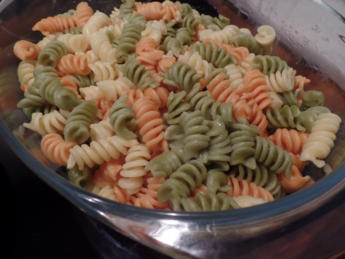 Bunter Nudelsalat mit Rucola-Pesto und Falafel - Rezept - Bild Nr. 14989