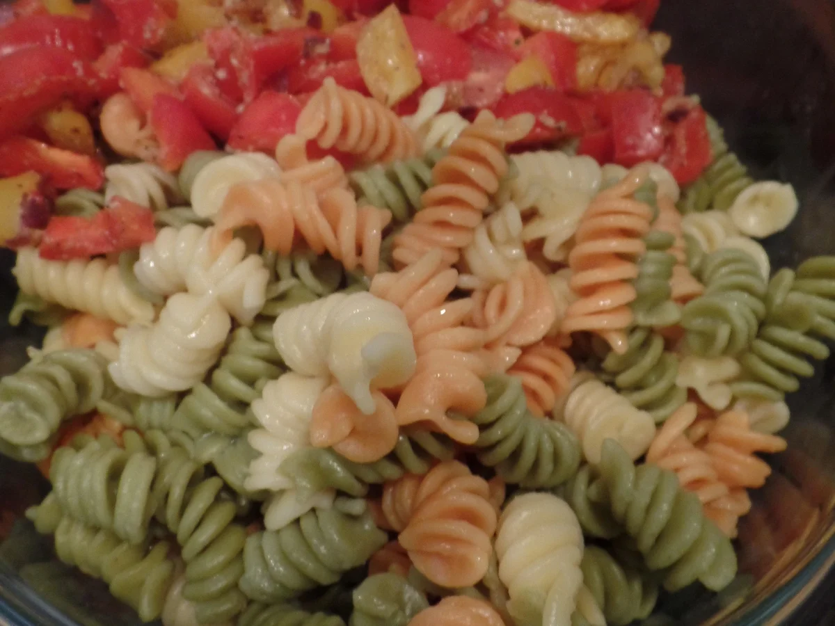 Bunter Nudelsalat mit Rucola-Pesto und Falafel - Rezept - Bild Nr. 14995