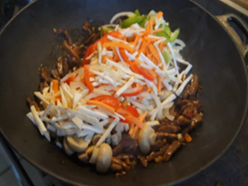 Asia-Wok mit Putenbrustfilet, Mie-Nudeln, Ei und Gemüse - Rezept - Bild Nr. 15024