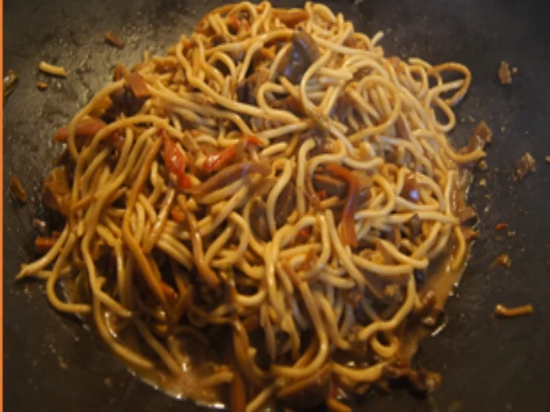 Asia-Wok mit Putenbrustfilet, Mie-Nudeln, Ei und Gemüse - Rezept - Bild Nr. 15026