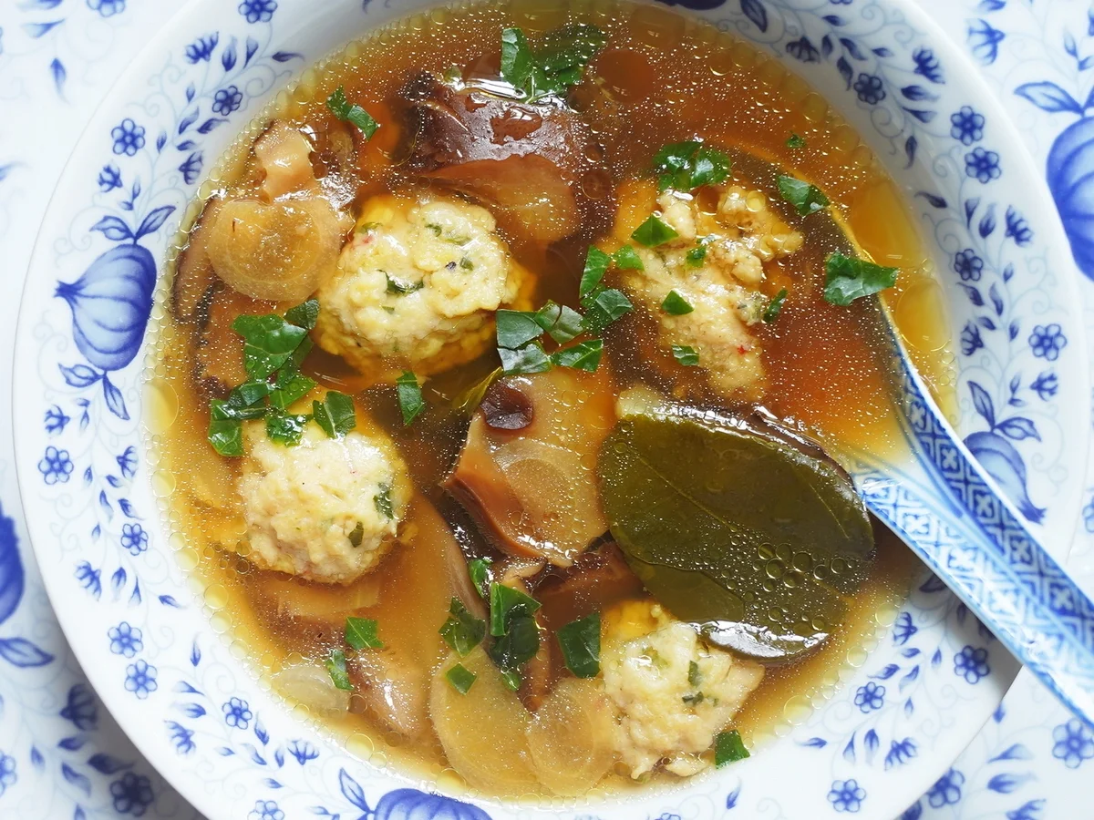 Klare Hühnerknödelsuppe mit Pilzen und Ingwer - Rezept - Bild Nr. 2