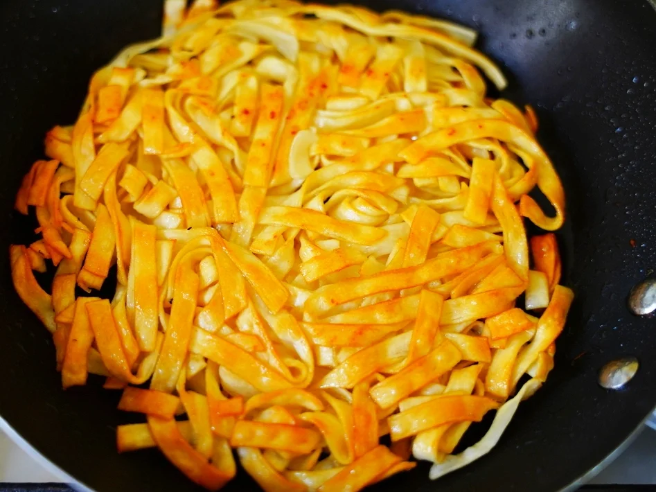 Doppelgesichtige Nudeln mit pikantem Rindfleisch - Rezept - Bild Nr. 15061