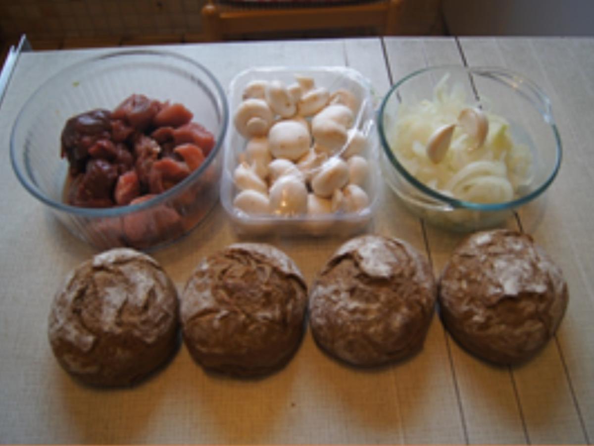 Gulasch mit Dunkelbier in Kartoffelbrötchen - Rezept - kochbar.de