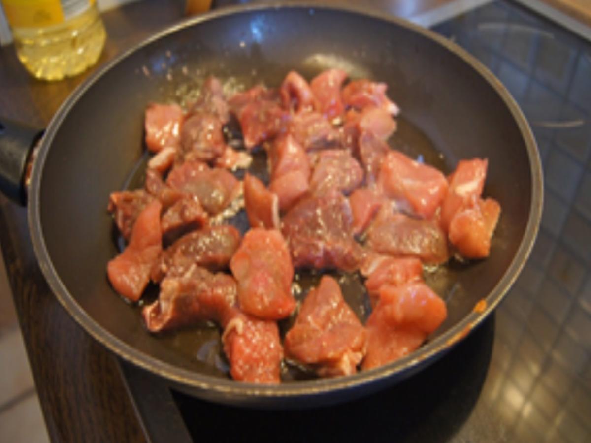 Gulasch mit Dunkelbier in Kartoffelbrötchen - einfach - von MausVoh