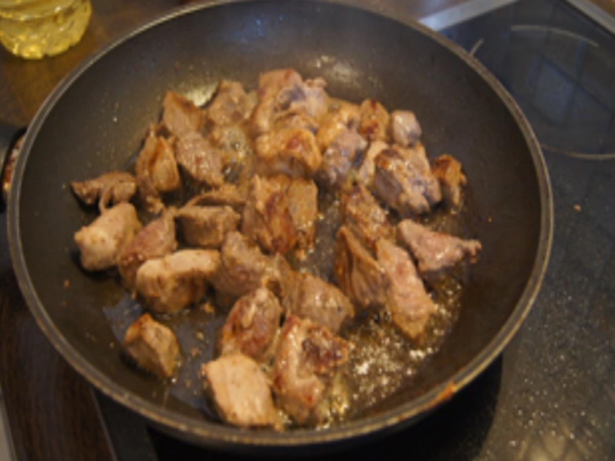 Gulasch mit Dunkelbier in Kartoffelbrötchen - einfach - von MausVoh