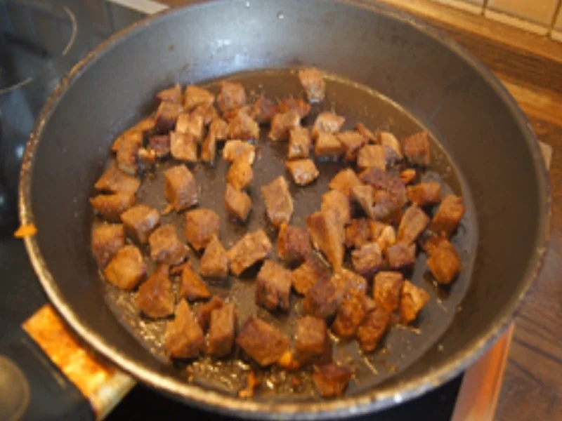 Gulasch mit Dunkelbier in Kartoffelbrötchen - Rezept - Bild Nr. 17