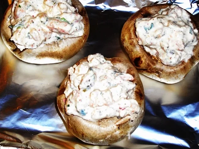 Rezept: Pikant gefüllte Champignons auf Feldsalat-zur kochbar Challenge 2021 Bild Nr. 15099 Pikant gefüllte Champignons auf Feldsalat-zur kochbar Challenge 2021 - Rezept - Bild Nr. 15099