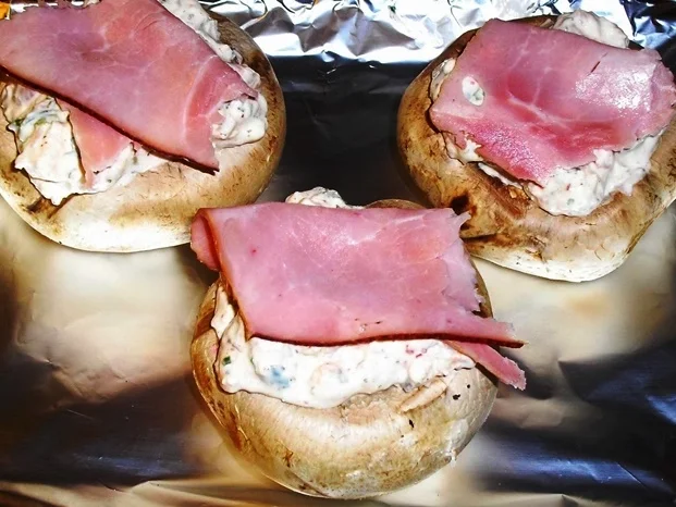 Rezept: Pikant gefüllte Champignons auf Feldsalat-zur kochbar Challenge 2021 Bild Nr. 15100 Pikant gefüllte Champignons auf Feldsalat-zur kochbar Challenge 2021 - Rezept - Bild Nr. 15100