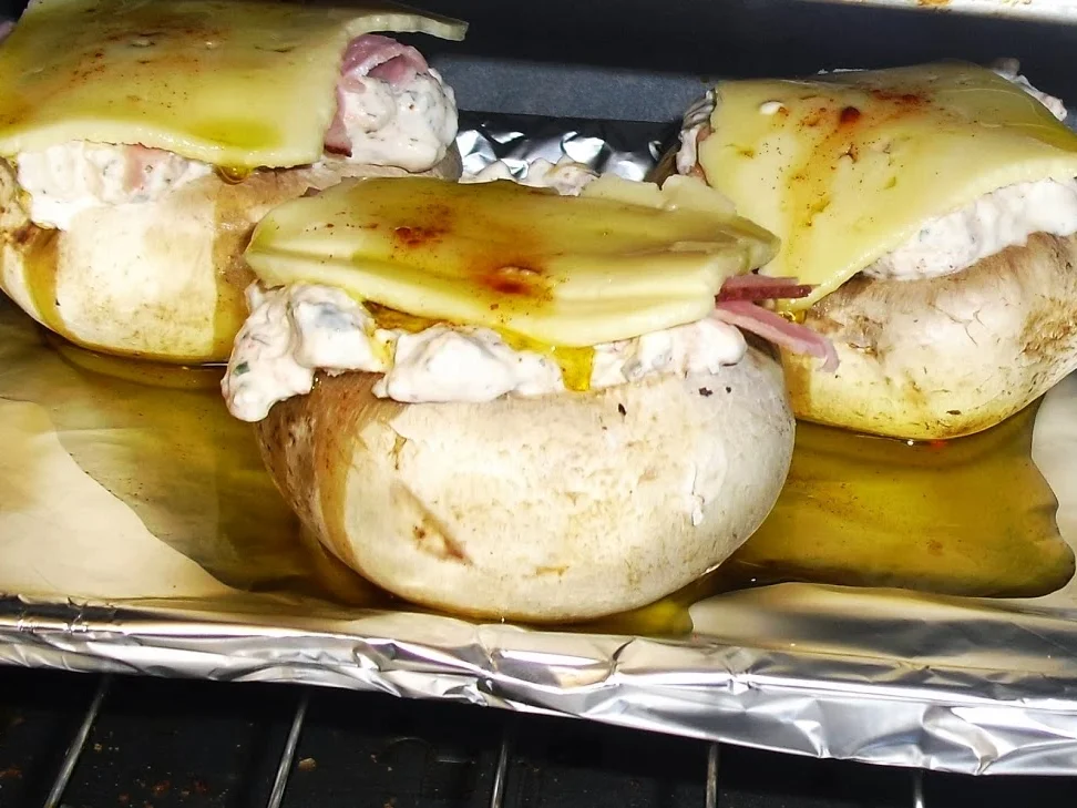 Rezept: Pikant gefüllte Champignons auf Feldsalat-zur kochbar Challenge 2021 Bild Nr. 15101 Pikant gefüllte Champignons auf Feldsalat-zur kochbar Challenge 2021 - Rezept - Bild Nr. 15101