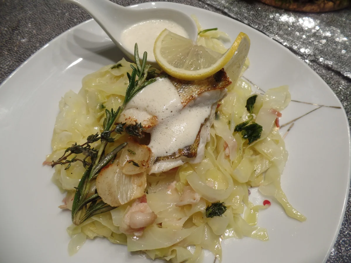 Zanderfilets auf Spitzkohl und Sahneschaum - Rezept - Bild Nr. 15097
