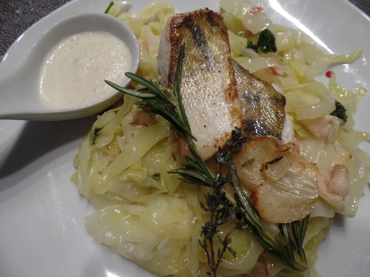 Zanderfilets auf Spitzkohl und Sahneschaum - Rezept - Bild Nr. 15113
