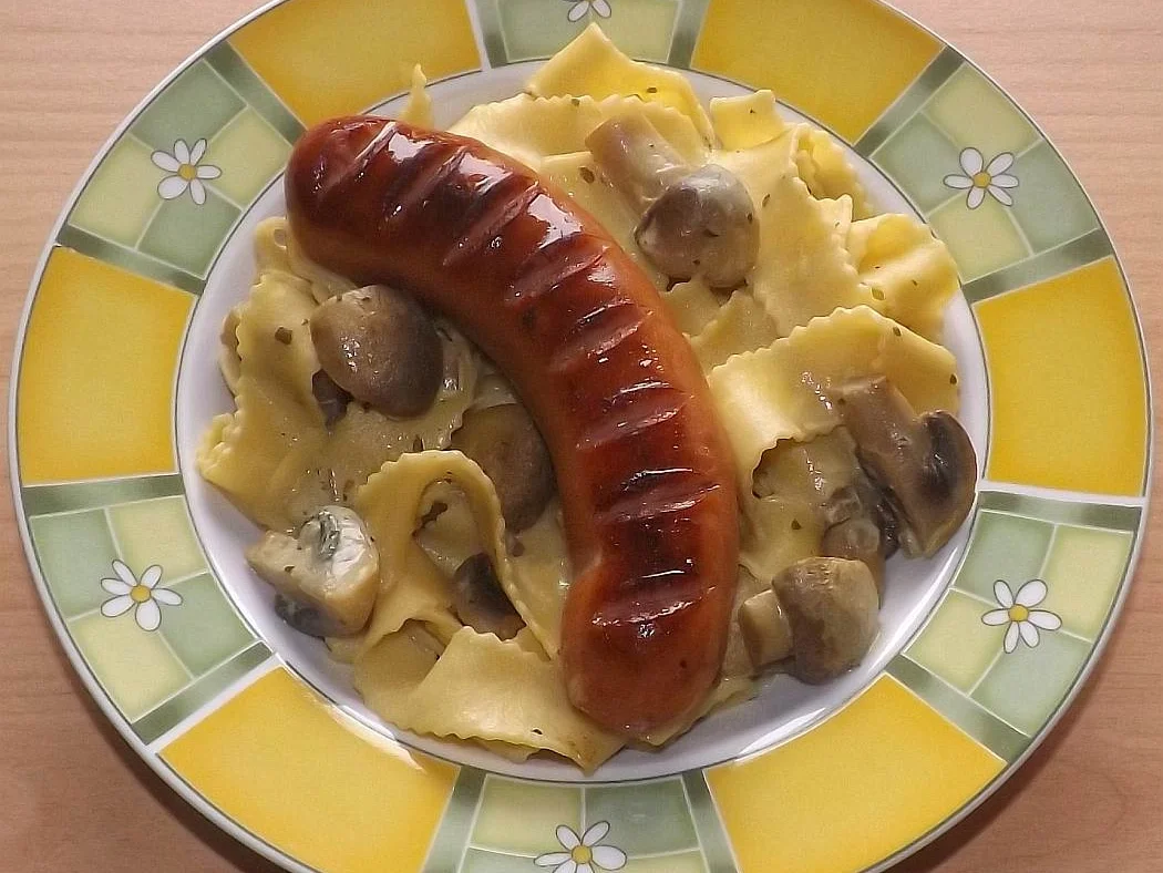 Gebratene Krakauer auf Bandnudeln in Champignon-Rahmsauce - Rezept - Bild Nr. 2