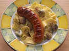 Gebratene Krakauer auf Bandnudeln in Champignon-Rahmsauce - Rezept - Bild Nr. 2