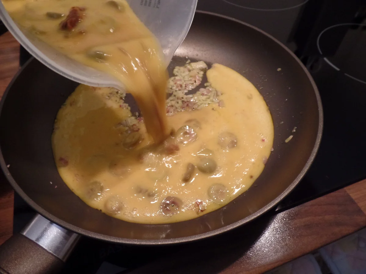 Rezept: Oliven-Tomaten-Feta-Rührei Bild Nr. 15104 Oliven-Tomaten-Feta-Rührei - Rezept - Bild Nr. 15104