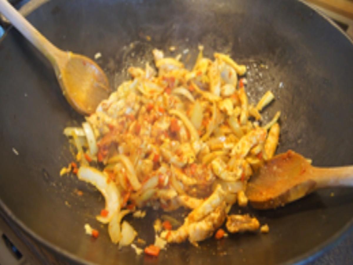 Chicken Curry mit Kokosmilch, gemischten Gemüse und gelben Basmatireis - Rezept - Bild Nr. 15111