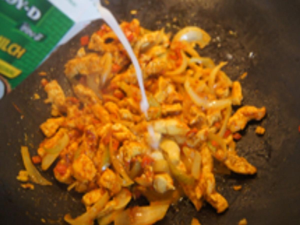 Chicken Curry mit Kokosmilch, gemischten Gemüse und gelben Basmatireis - Rezept - Bild Nr. 15110