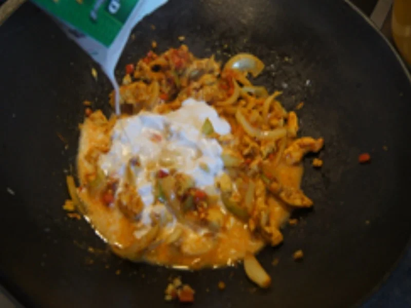 Chicken Curry mit Kokosmilch, gemischten Gemüse und gelben Basmatireis - Rezept - Bild Nr. 15113