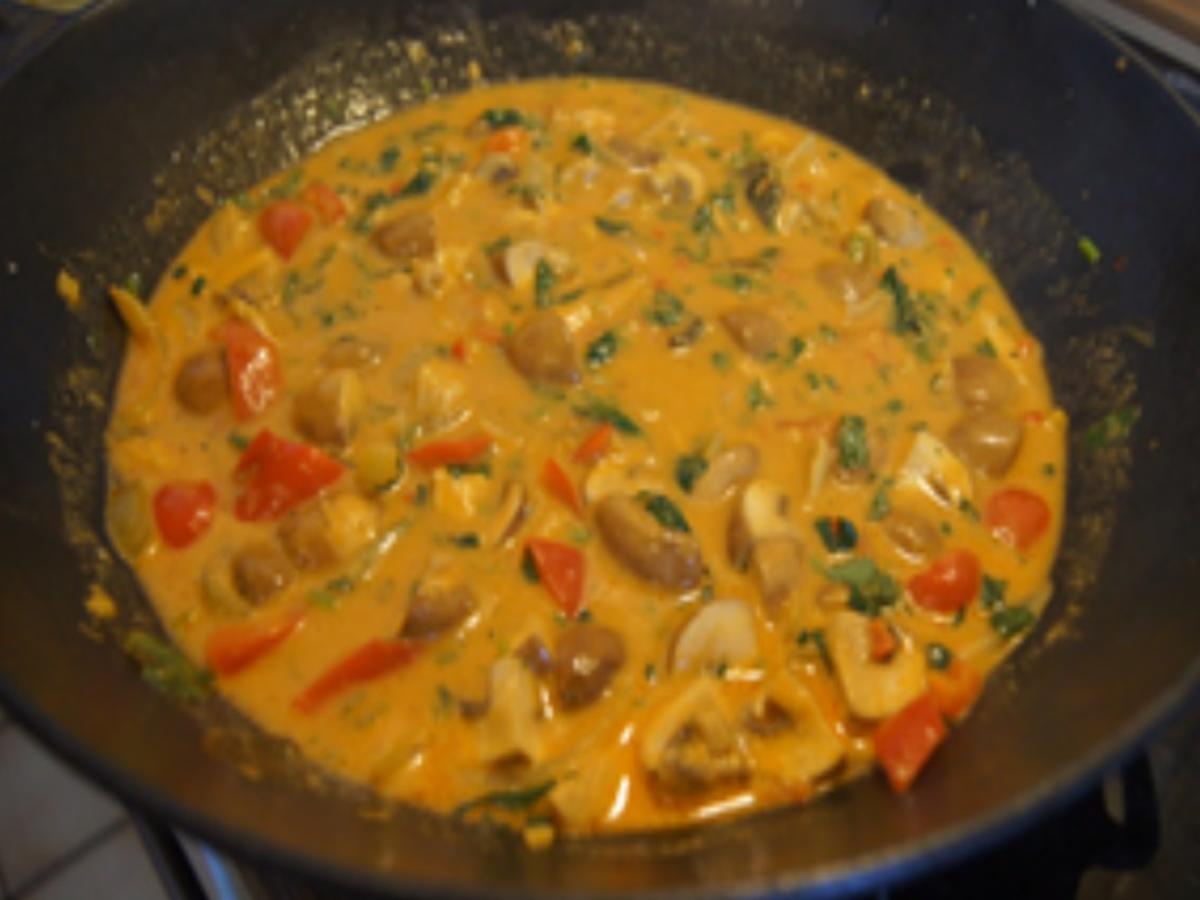 Chicken Curry mit Kokosmilch, gemischten Gemüse und gelben Basmatireis - Rezept - Bild Nr. 15115