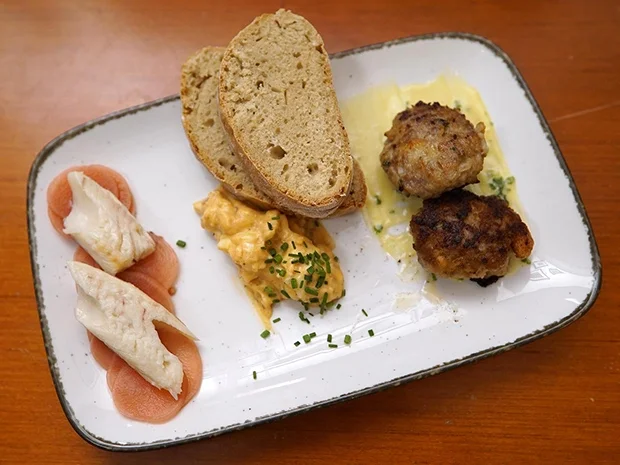 Bierbrot mit Kalbsfleischpflanzerl, Radieschen und Forelle - Rezept - Bild Nr. 2