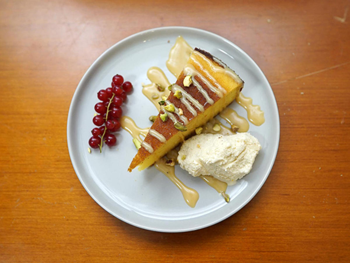 Grießkuchen mit Karamellsoße und Eis - Rezept - kochbar.de