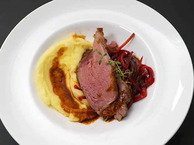 Roastbeef auf Kartoffelpüree mit Gemüse und Balsamico-Jus - Rezept - Bild Nr. 15132