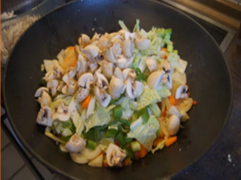 Gebratenes Hähnchenbrustfilet mit bunten Gemüse und Basmatireis - Rezept - Bild Nr. 15148